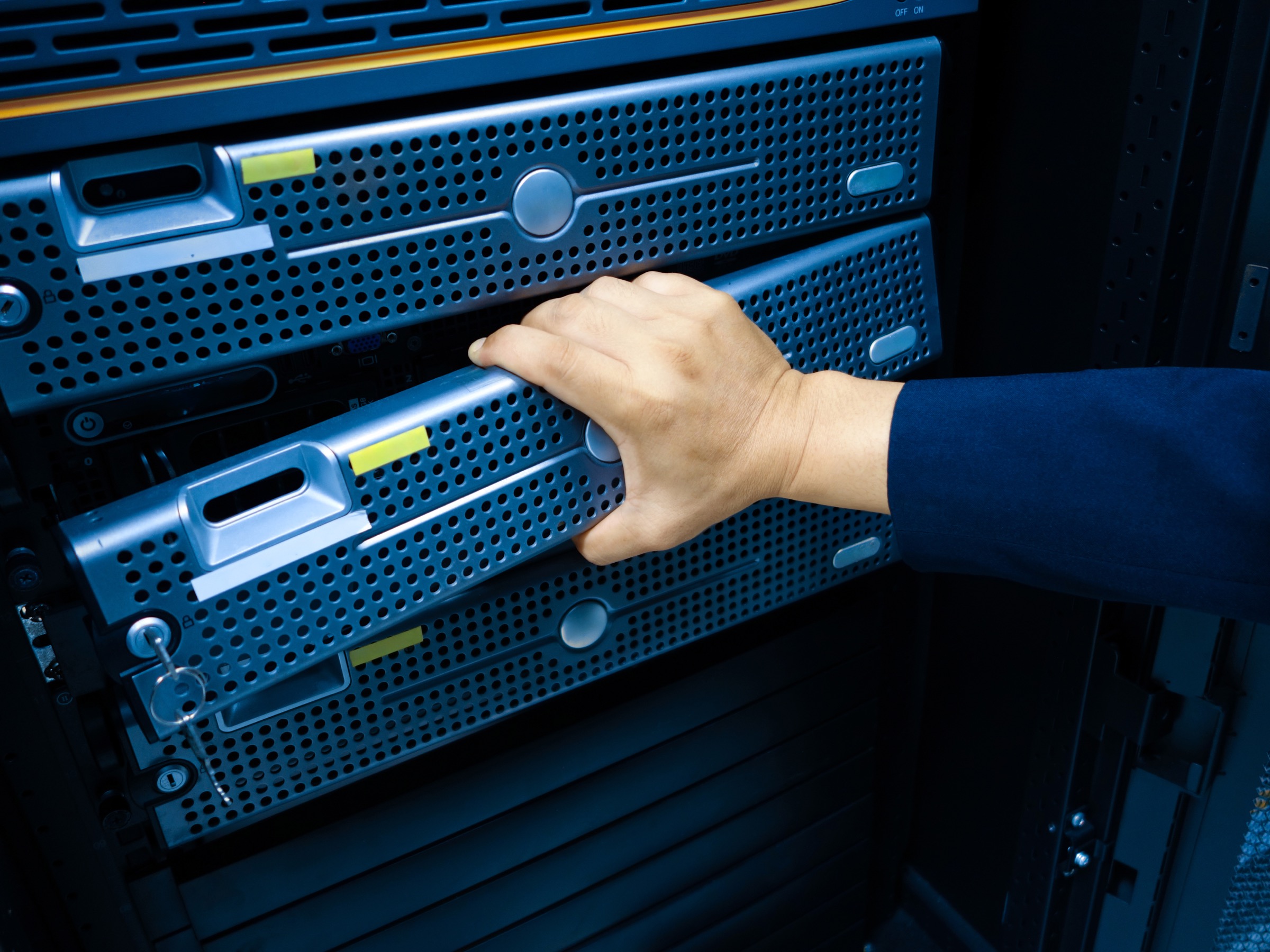 データセンターでサーバー機器を調整する技術者の手元